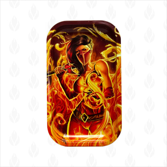 Charola metálica con diseño de heroína en tonos cálidos rodeada de llamas y ornamentos dorados