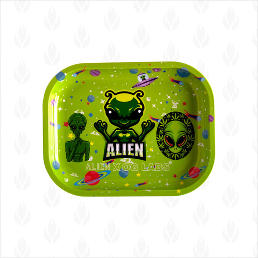 Charola metálica de color verde brillante con diseño alienígena y texto 'Alien XOG Labs'