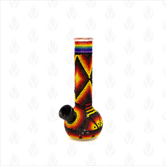 Mini bong de cristal con intrincado arte Huichol en temática de fuego