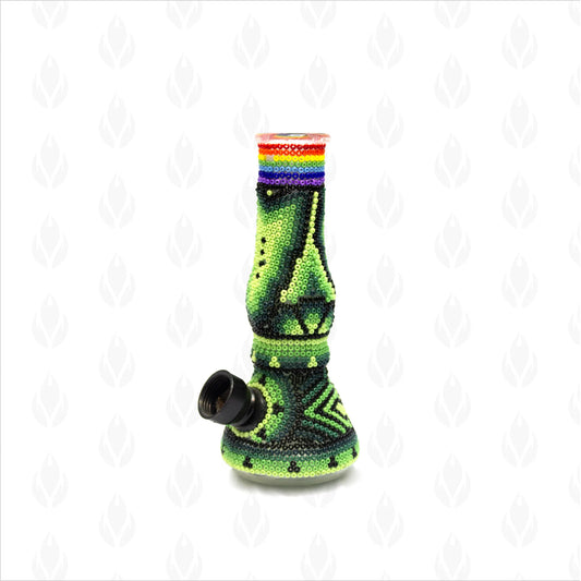 Mini bong de cristal con decoración Huichol que evoca la tierra