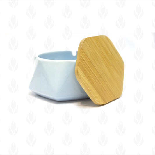 Cenicero de cerámica azul de diseño minimalista con tapa de madera, ideal para un toque elegante y práctico en tu hogar