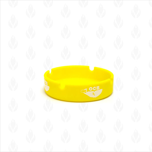Cenicero de silicona amarillo vibrante con el logotipo de OCB, diseño ligero y flexible