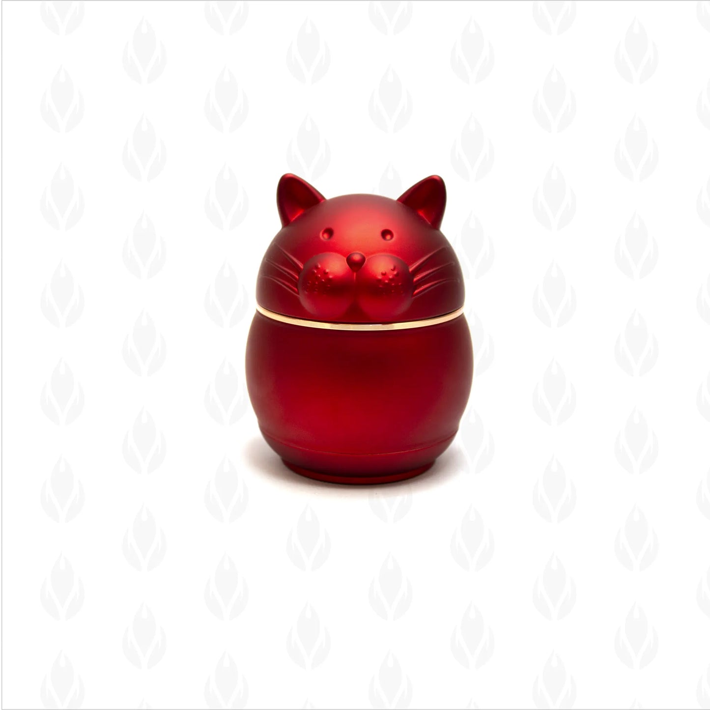 Grinder metálico en forma de gato de color rojo con compartimientos visibles y fondo decorado con hojas