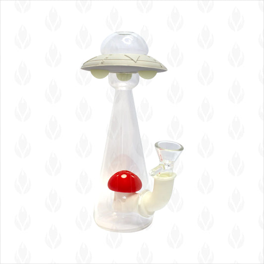 Bong de cristal con diseño de ovni, sombrero plateado y base transparente con detalle rojo.